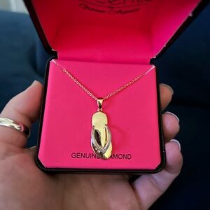 Elegant Gold Pendant Necklace